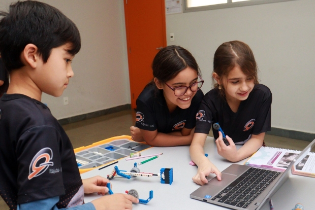 Turma F31 trabalha a magia do circo em aula LEGO