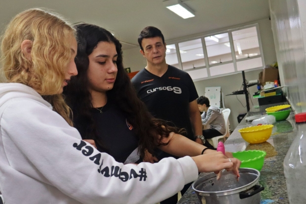 Alunos do 1º ano do Ensino Médio: aula prática sobre transformações gasosas